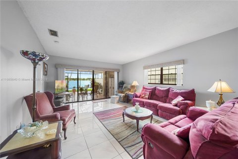 Touwnhouse à vendre à Hialeah, Floride: 2 chambres, 121.61 m2 № 1378884 - photo 3