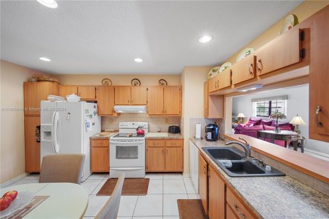 Adosado en venta en Hialeah, Florida, 2 dormitorios, 121.61 m2 № 1378884 - foto 9