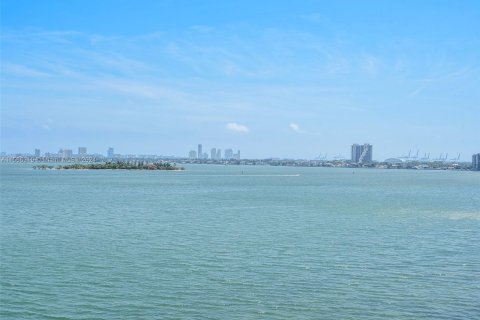 Condo in Miami, Florida, 1 bedroom  № 1103662 - photo 4