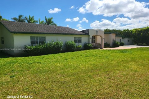 Casa en venta en Cutler Bay, Florida, 4 dormitorios, 158.77 m2 № 1141793 - foto 2