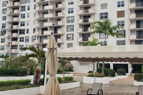 Condo in Hallandale Beach, Florida, 2 bedrooms  № 650450 - photo 19