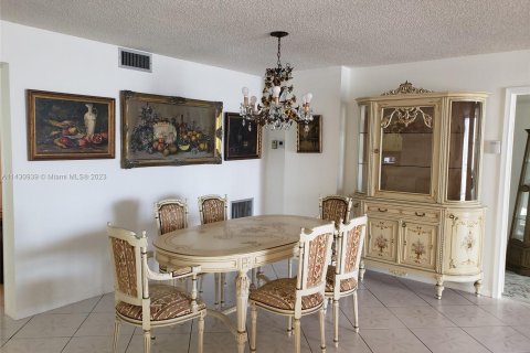 Copropriété à louer à Hallandale Beach, Floride: 2 chambres, 158.86 m2 № 650450 - photo 6