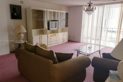 Condo in Hallandale Beach, Florida, 2 bedrooms  № 650450 - photo 3