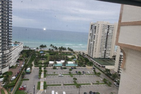 Copropriété à louer à Hallandale Beach, Floride: 2 chambres, 158.86 m2 № 650450 - photo 1