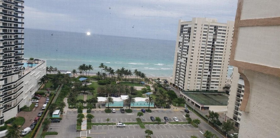 Condominio en Hallandale Beach, Florida, 2 dormitorios  № 650450