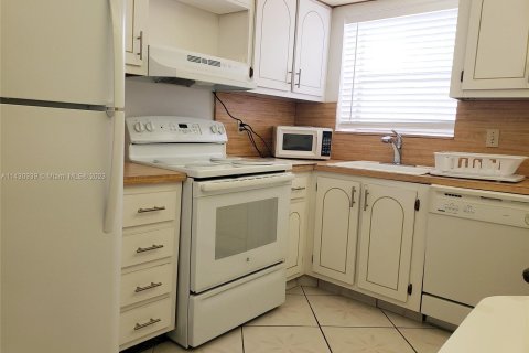 Condo in Hallandale Beach, Florida, 2 bedrooms  № 650450 - photo 17