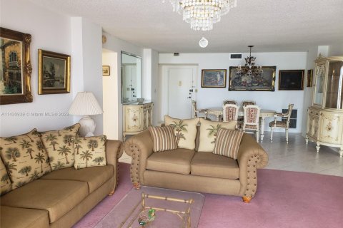 Condo in Hallandale Beach, Florida, 2 bedrooms  № 650450 - photo 2