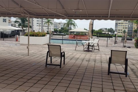 Condominio en alquiler en Hallandale Beach, Florida, 2 dormitorios, 158.86 m2 № 650450 - foto 18