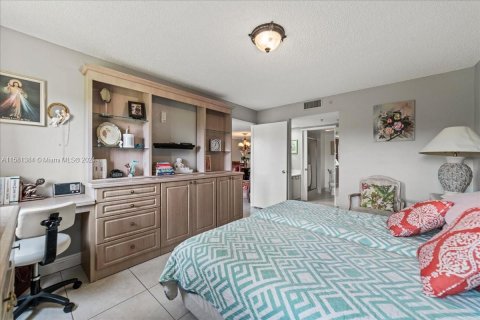 Condo in Pembroke Pines, Florida, 2 bedrooms  № 1160171 - photo 20