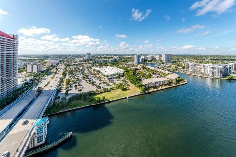 Copropriété à vendre à Hollywood, Floride: 2 chambres, 109.62 m2 № 1176286 - photo 13