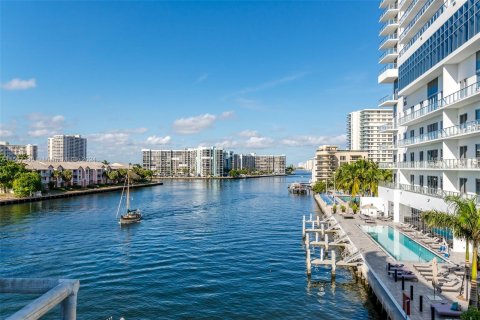 Copropriété à vendre à Hollywood, Floride: 2 chambres, 109.62 m2 № 1176286 - photo 19