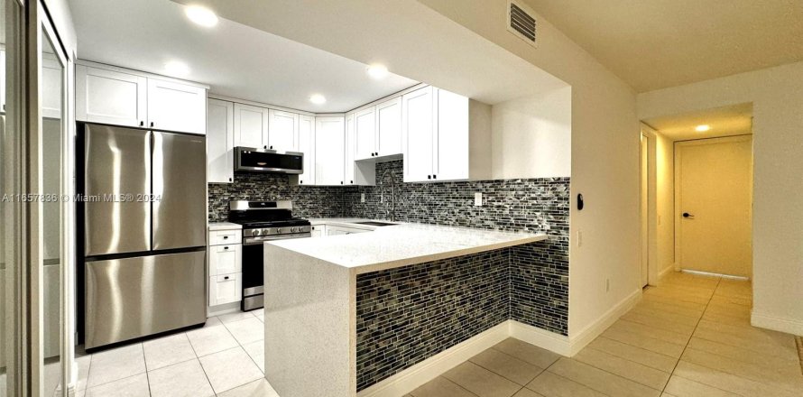 Townhouse in Miami, Florida 2 bedrooms, 124.49 sq.m. № 1362673