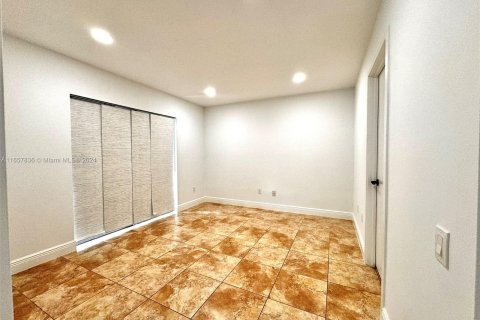 Touwnhouse à vendre à Miami, Floride: 2 chambres, 124.49 m2 № 1362673 - photo 5