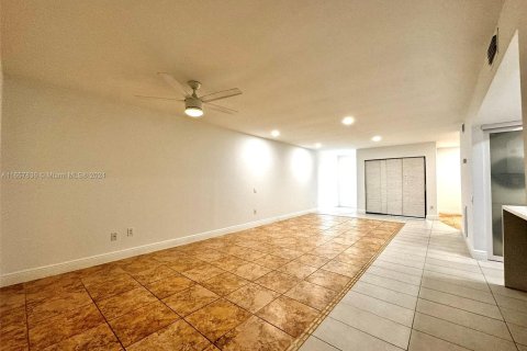 Touwnhouse à vendre à Miami, Floride: 2 chambres, 124.49 m2 № 1362673 - photo 11