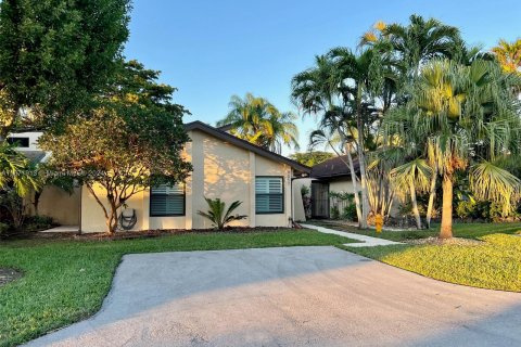 Villa ou maison à vendre à Miami, Floride: 3 chambres, 129.69 m2 № 1394724 - photo 1