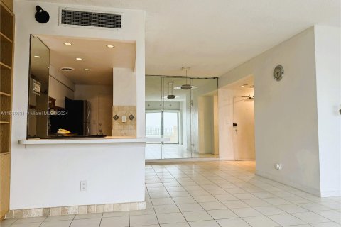 Condo in Miami, Florida, 1 bedroom  № 1394758 - photo 14