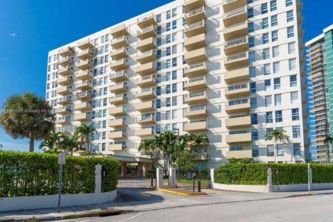 Condo in Miami, Florida, 1 bedroom  № 1394758 - photo 7