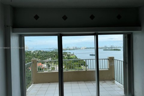 Condo in Miami, Florida, 1 bedroom  № 1394758 - photo 2