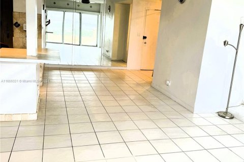 Condo in Miami, Florida, 1 bedroom  № 1394758 - photo 18