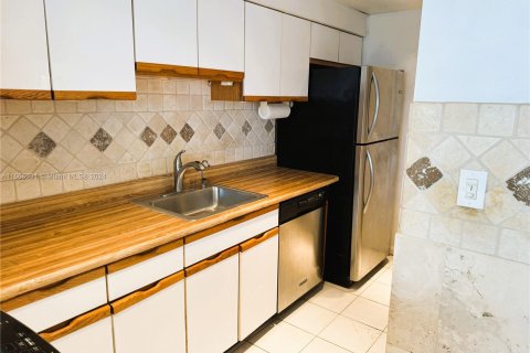 Condo in Miami, Florida, 1 bedroom  № 1394758 - photo 17