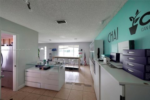 House in Miami, Florida 3 bedrooms, 175.77 sq.m. № 1269450 - photo 12