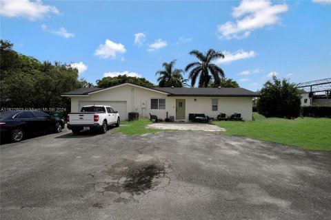 House in Miami, Florida 3 bedrooms, 175.77 sq.m. № 1269450 - photo 1