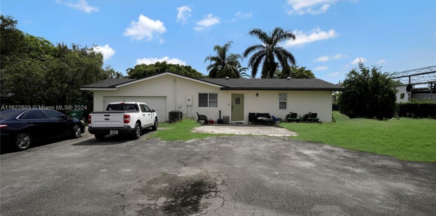 House in Miami, Florida 3 bedrooms, 175.77 sq.m. № 1269450