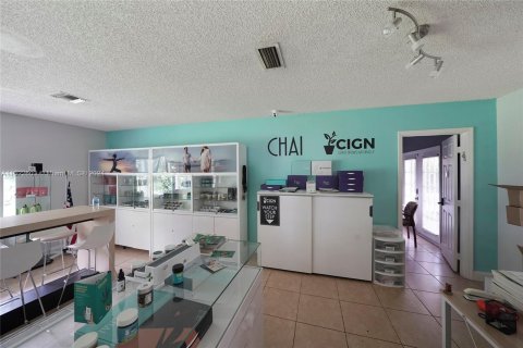 House in Miami, Florida 3 bedrooms, 175.77 sq.m. № 1269450 - photo 11