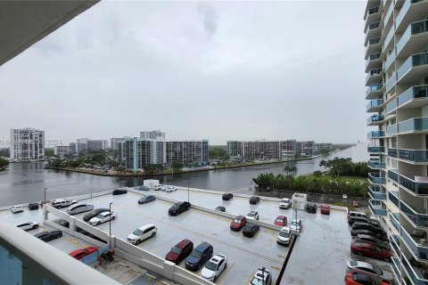 Condo in Hollywood, Florida, 2 bedrooms  № 1270334 - photo 9