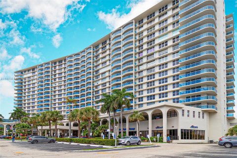 Condo in Hollywood, Florida, 2 bedrooms  № 1270334 - photo 1