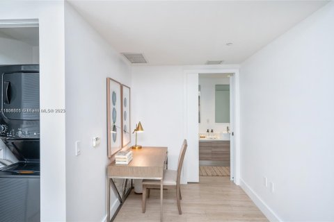 Condo in Miami, Florida, 1 bedroom  № 912911 - photo 5