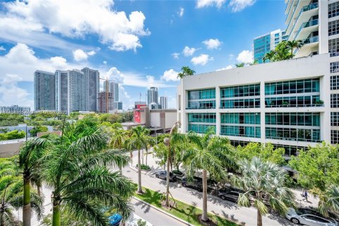 Condo in Miami, Florida, 1 bedroom  № 912911 - photo 17