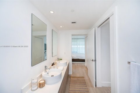 Condominio en alquiler en Miami, Florida, 1 dormitorio, 63.55 m2 № 912911 - foto 14