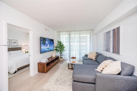 Condo in Miami, Florida, 1 bedroom  № 912911 - photo 3