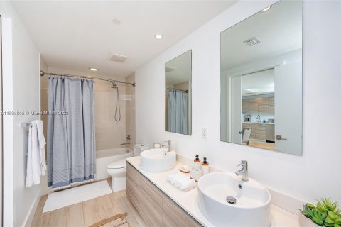 Condominio en alquiler en Miami, Florida, 1 dormitorio, 63.55 m2 № 912911 - foto 15