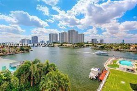 Condominio en venta en Hallandale Beach, Florida, 2 dormitorios, 111.48 m2 № 1351967 - foto 1