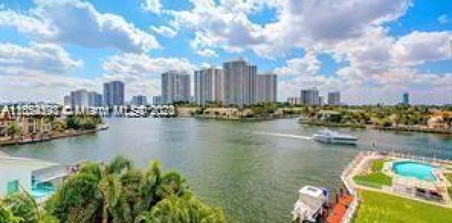 Condo in Hallandale Beach, Florida, 2 bedrooms  № 1351967