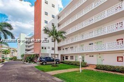 Copropriété à vendre à Hallandale Beach, Floride: 2 chambres, 111.48 m2 № 1351967 - photo 2