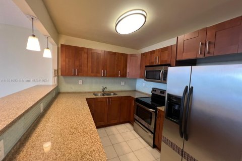 Condo in Hallandale Beach, Florida, 1 bedroom  № 1345118 - photo 17