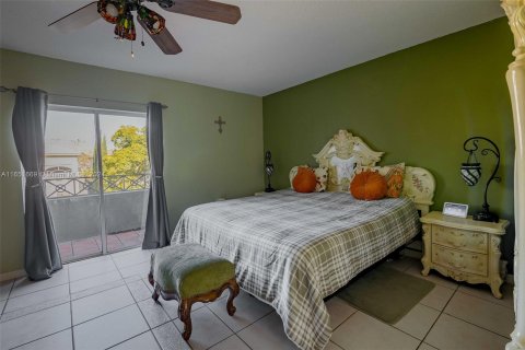 Casa en venta en Miami, Florida, 5 dormitorios, 234.02 m2 № 1345081 - foto 19