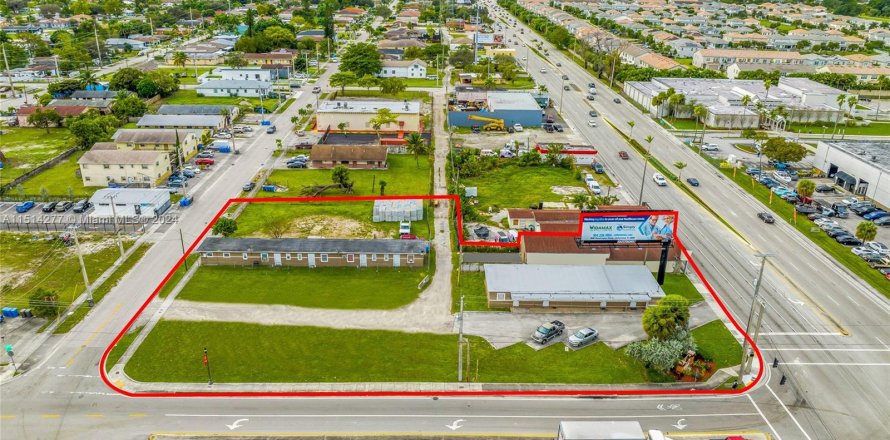 Commercial property in West Park, Florida № 948678