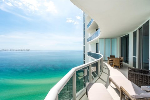 Copropriété à louer à Sunny Isles Beach, Floride: 3 chambres, 182.27 m2 № 1352209 - photo 1