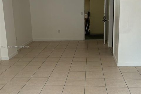 Condo in Miami, Florida, 1 bedroom  № 1352210 - photo 5