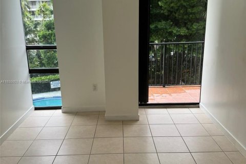 Condo in Miami, Florida, 1 bedroom  № 1352210 - photo 11