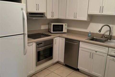 Condominio en alquiler en Miami, Florida, 1 dormitorio, 95.69 m2 № 1352210 - foto 3