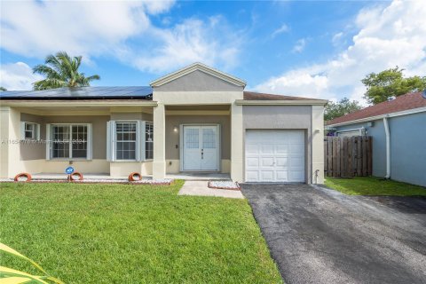 Villa ou maison à vendre à Cutler Bay, Floride: 3 chambres, 131.18 m2 № 1351954 - photo 1