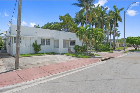 Commercial property in Miami Beach, Florida 257.06 sq.m. № 1321345 - photo 12