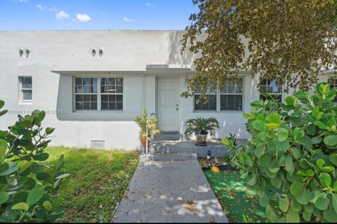 Commercial property in Miami Beach, Florida 257.06 sq.m. № 1321345 - photo 14