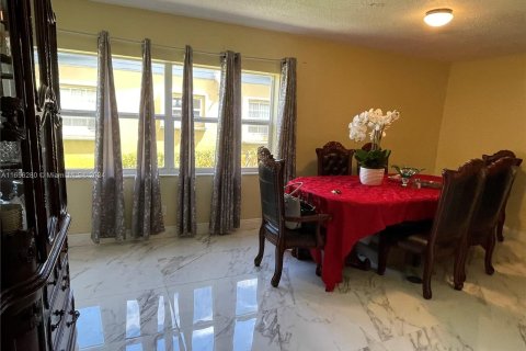 House in Lauderdale Lakes, Florida 4 bedrooms, 189.33 sq.m. № 1356832 - photo 12