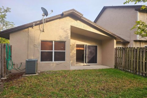 Villa ou maison à vendre à Sunrise, Floride: 2 chambres, 110.09 m2 № 1225755 - photo 1